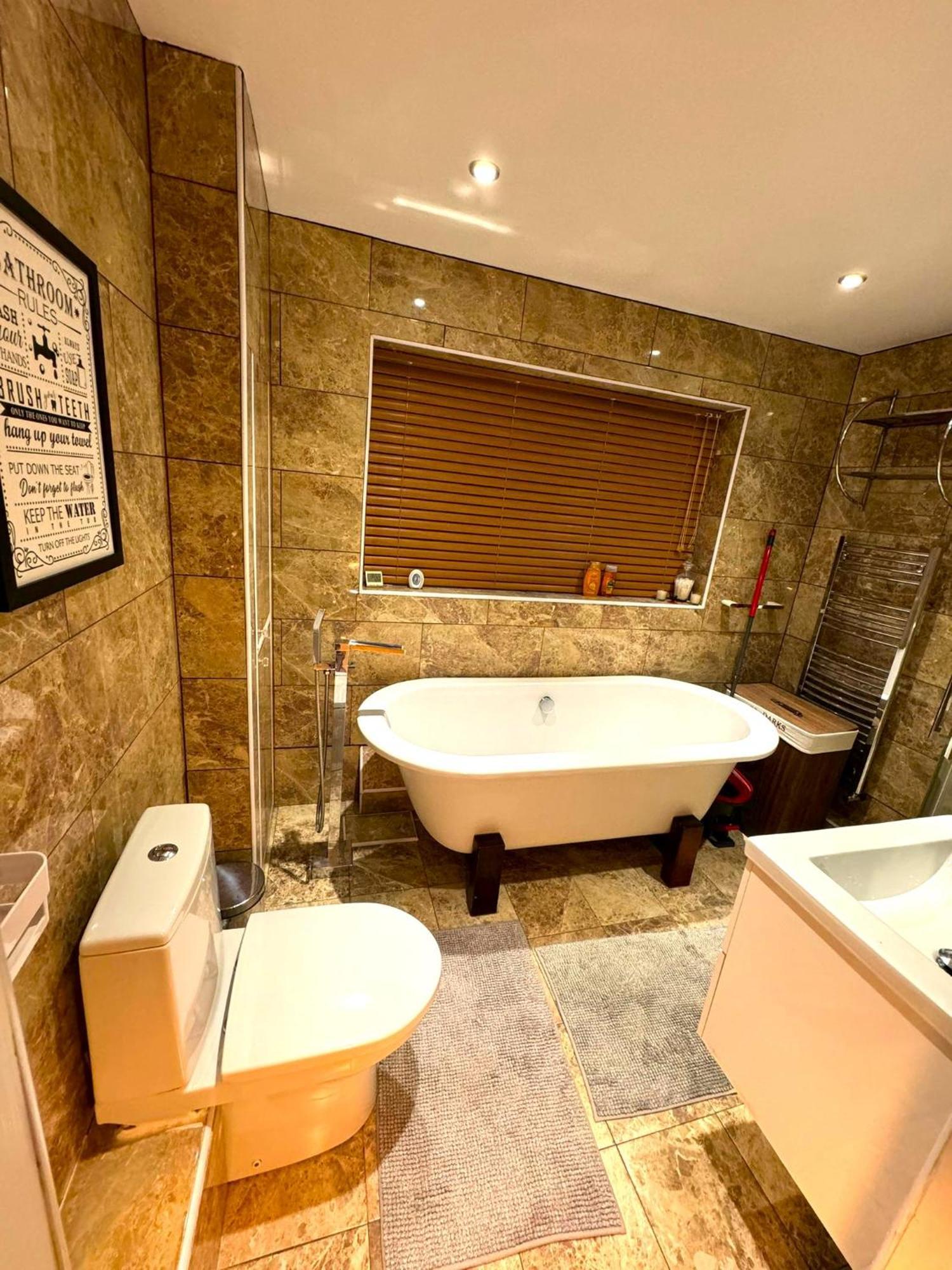 Dundridge Home - Morden Urban Living - Sleeps Up To 9 Guests & Private Parking For 2 Vehicles Bristol Eksteriør bilde